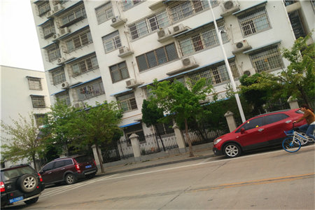 立新小区三室两厅110平米中等装修出售